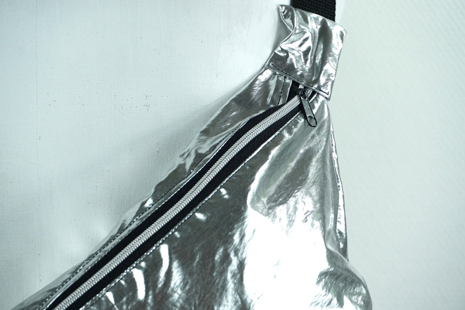 Sac banane argenté - Bordeau zip noir – Image 2