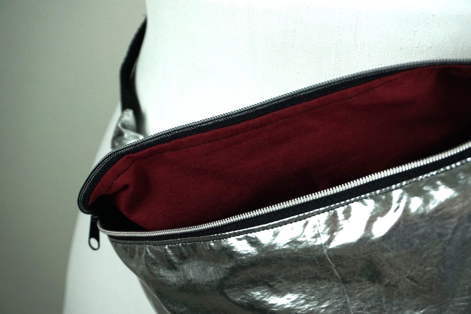 Sac banane argenté - Bordeau zip noir – Image 3