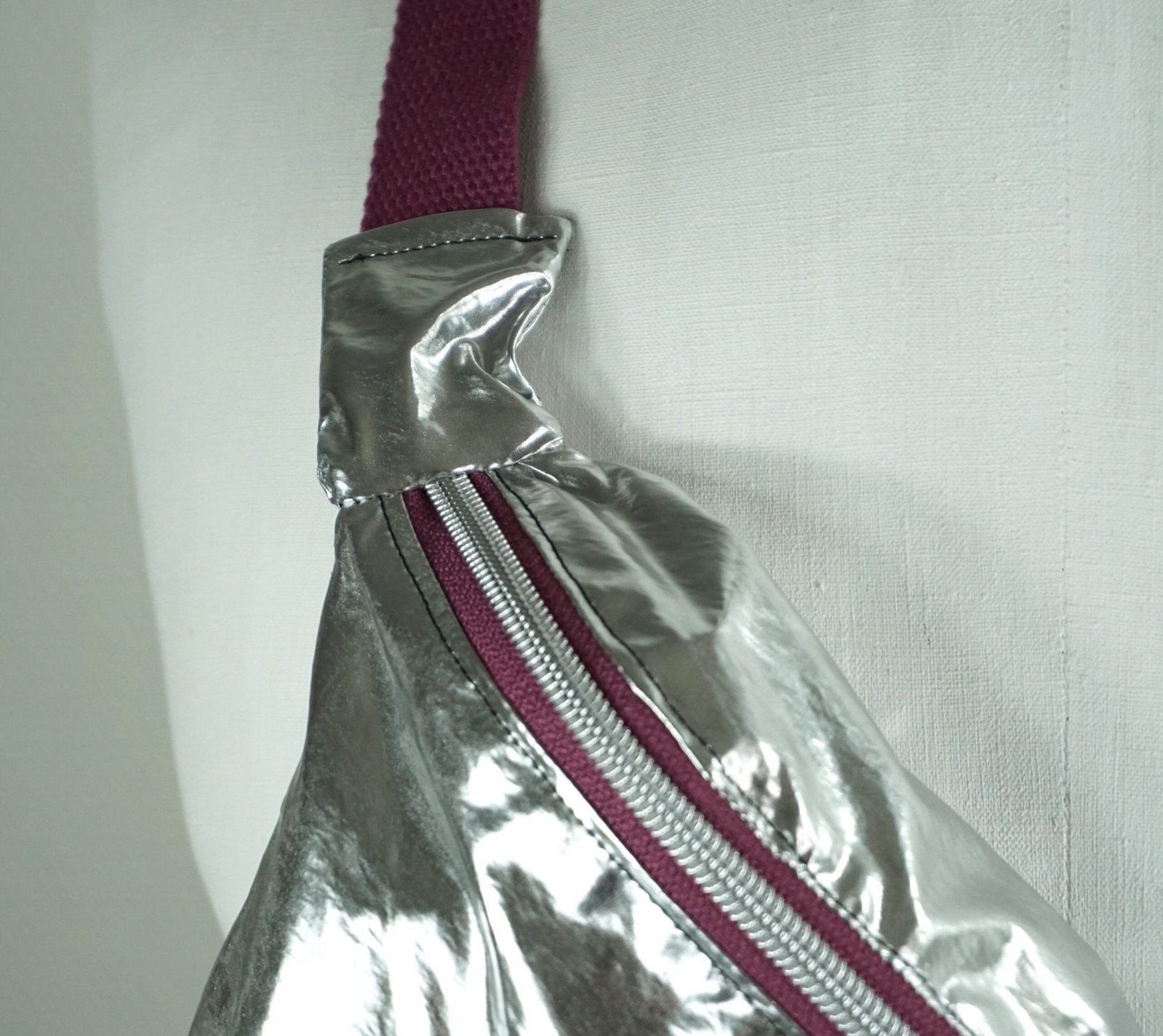 Sac banane argenté - bordeau – Image 4