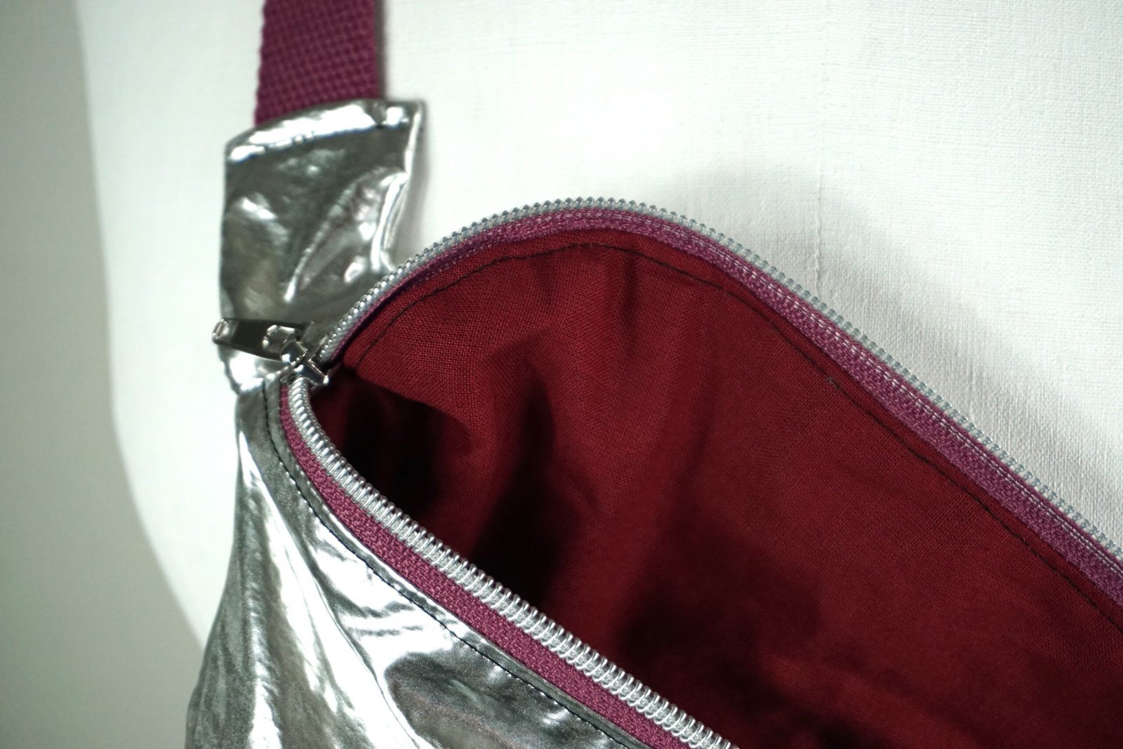 Sac banane argenté - bordeau – Image 2
