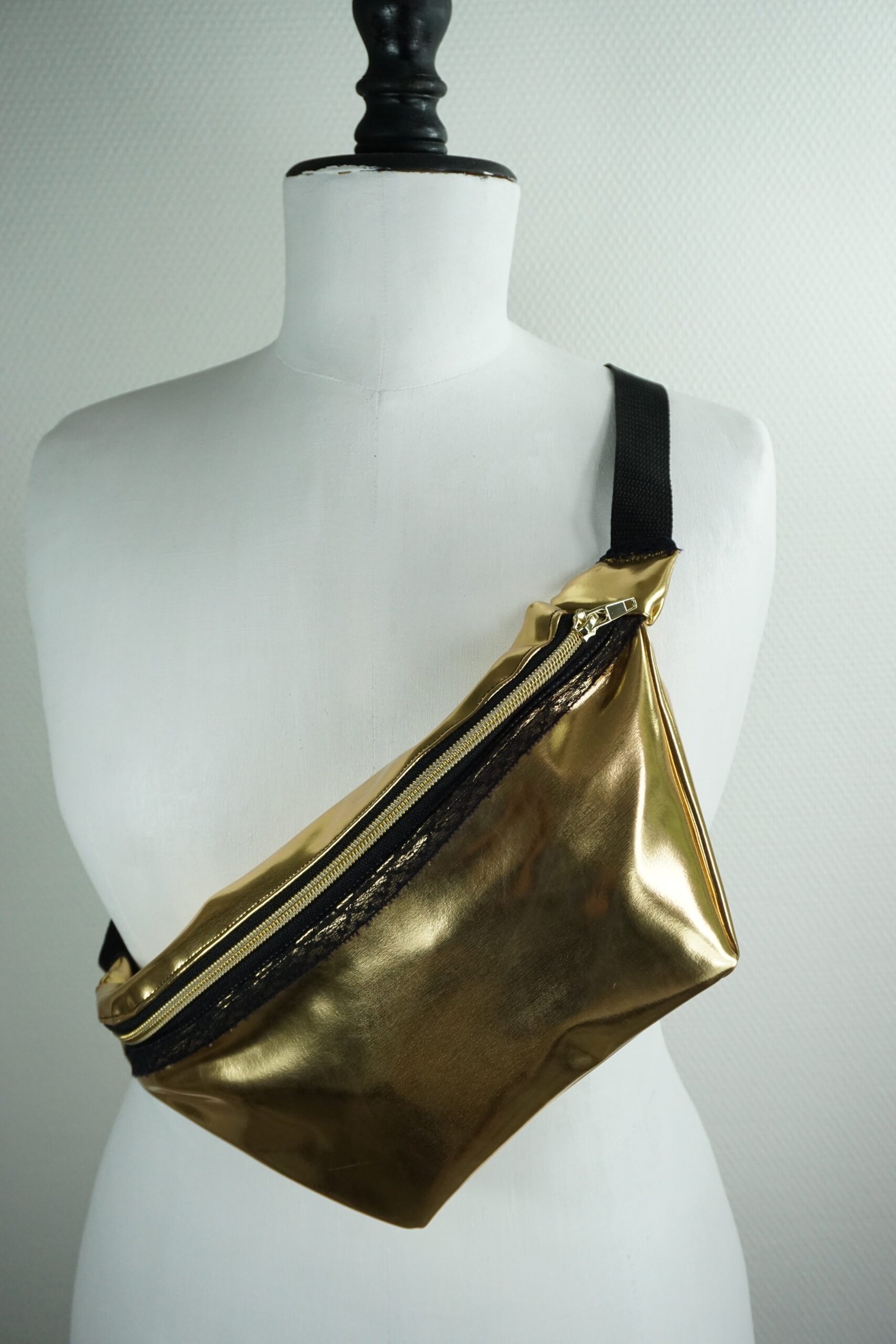 Sac banane doré - dentelle – Image 2