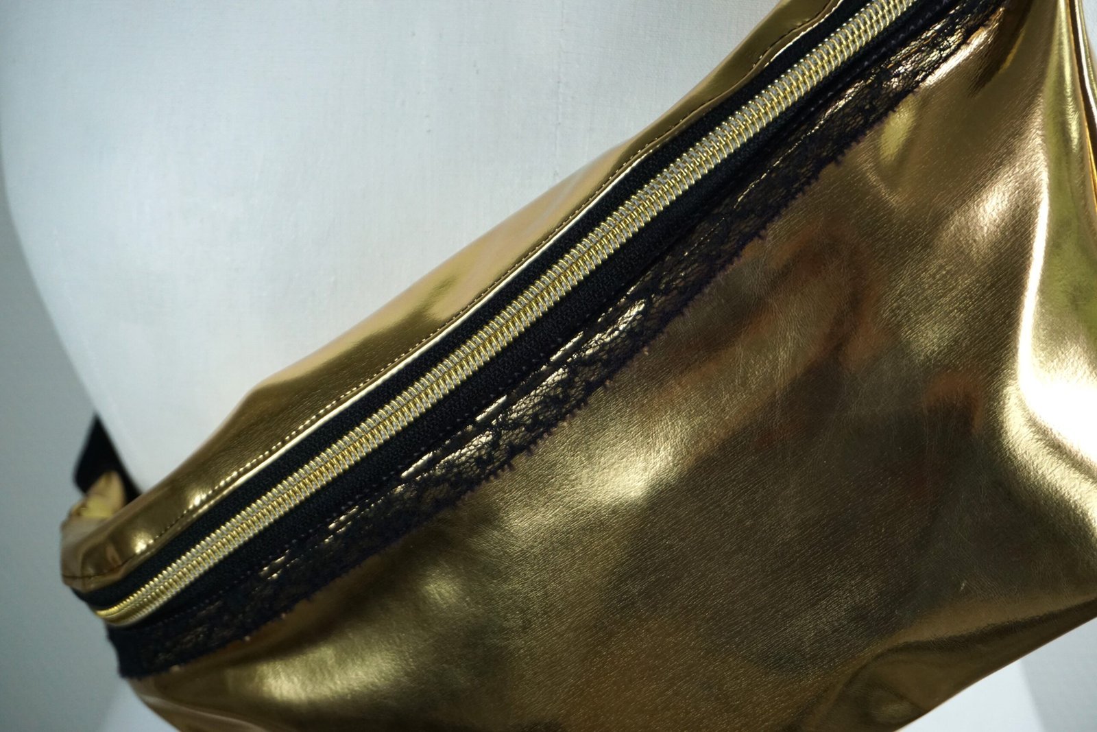 Sac banane doré - dentelle – Image 3