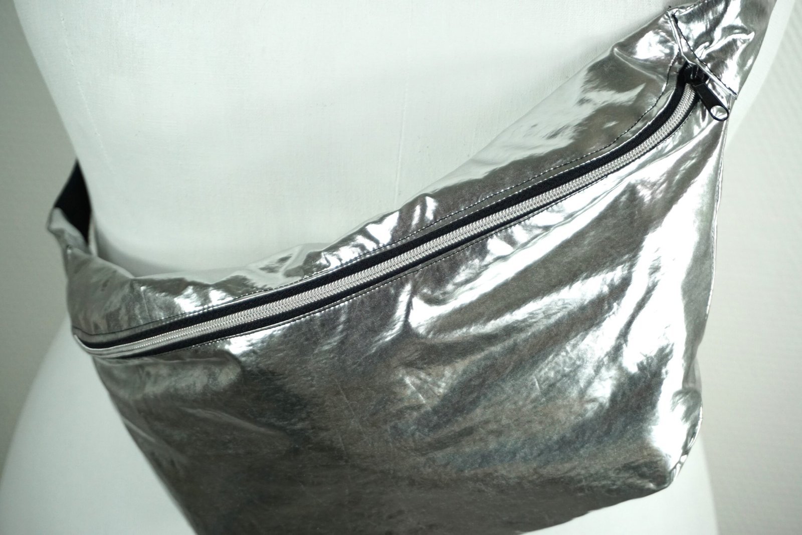 Sac banane argenté - triangle – Image 4