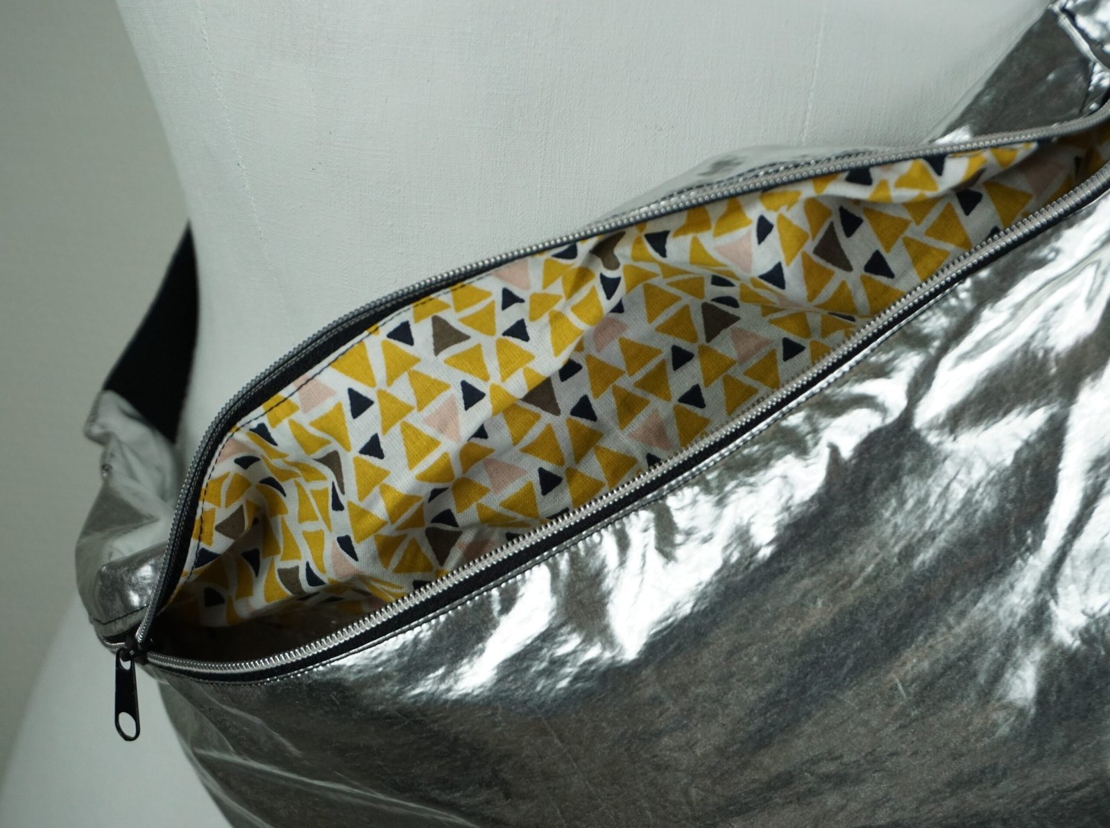 Sac banane argenté - triangle – Image 2