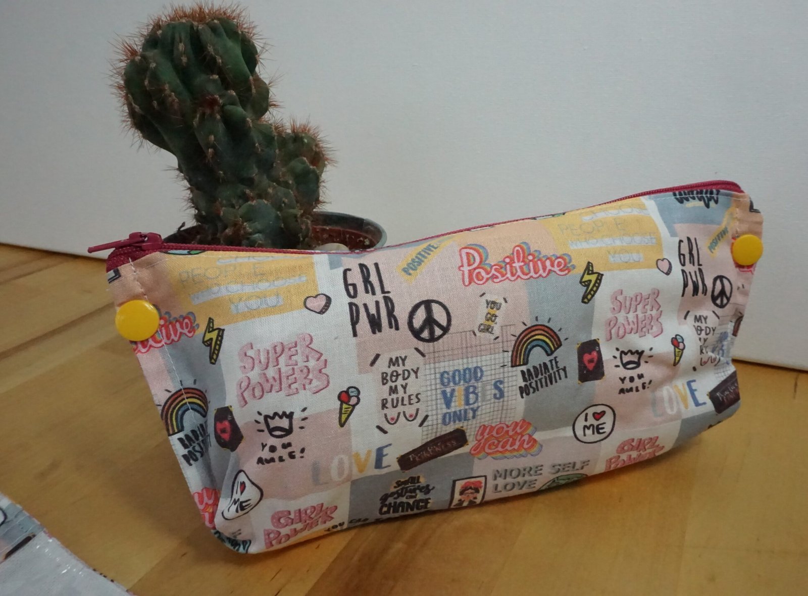 TROUSSE DE TOILETTE girl power fond bleu – Image 12