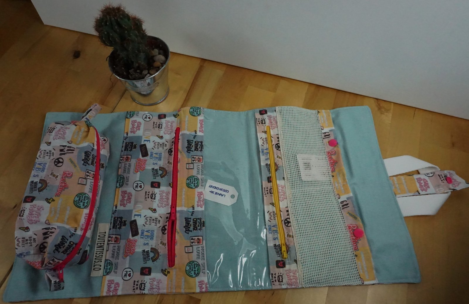 TROUSSE DE TOILETTE girl power fond bleu – Image 11