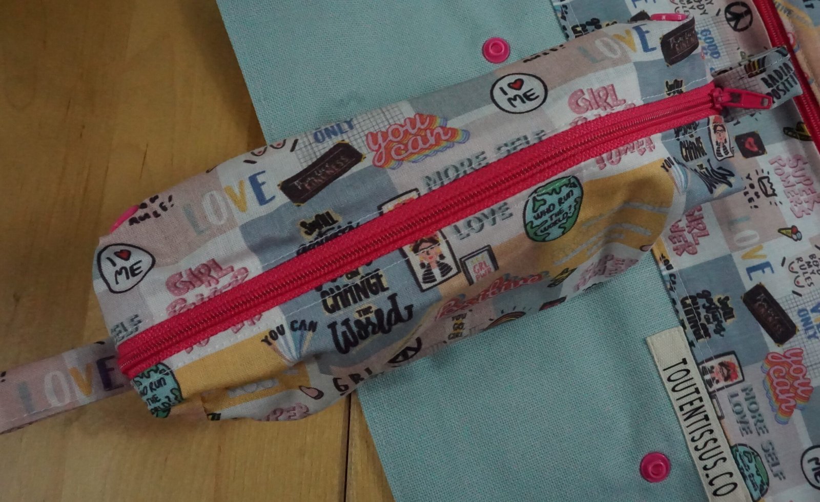 TROUSSE DE TOILETTE girl power fond bleu – Image 7