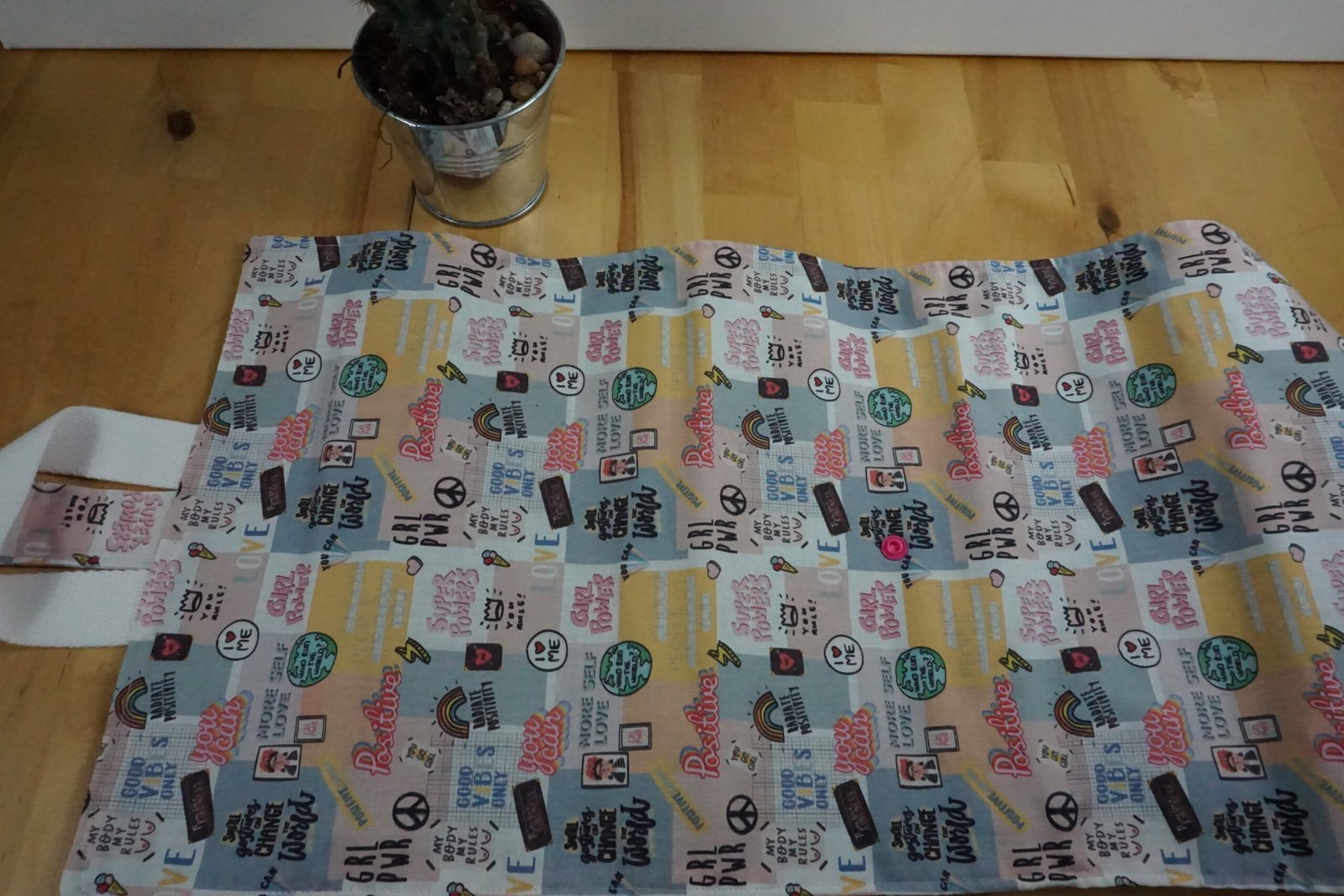 TROUSSE DE TOILETTE girl power fond bleu – Image 4