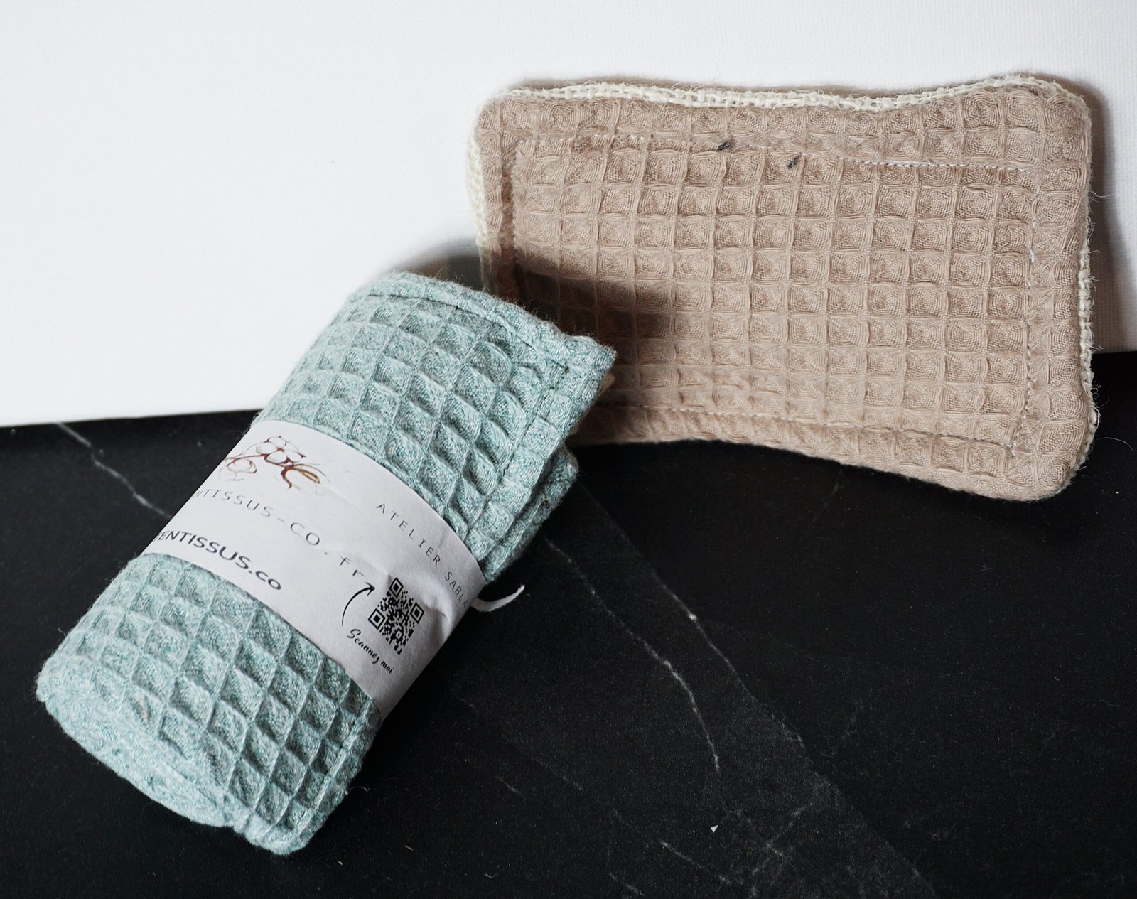 Torchon vert d'eau et éponge marron