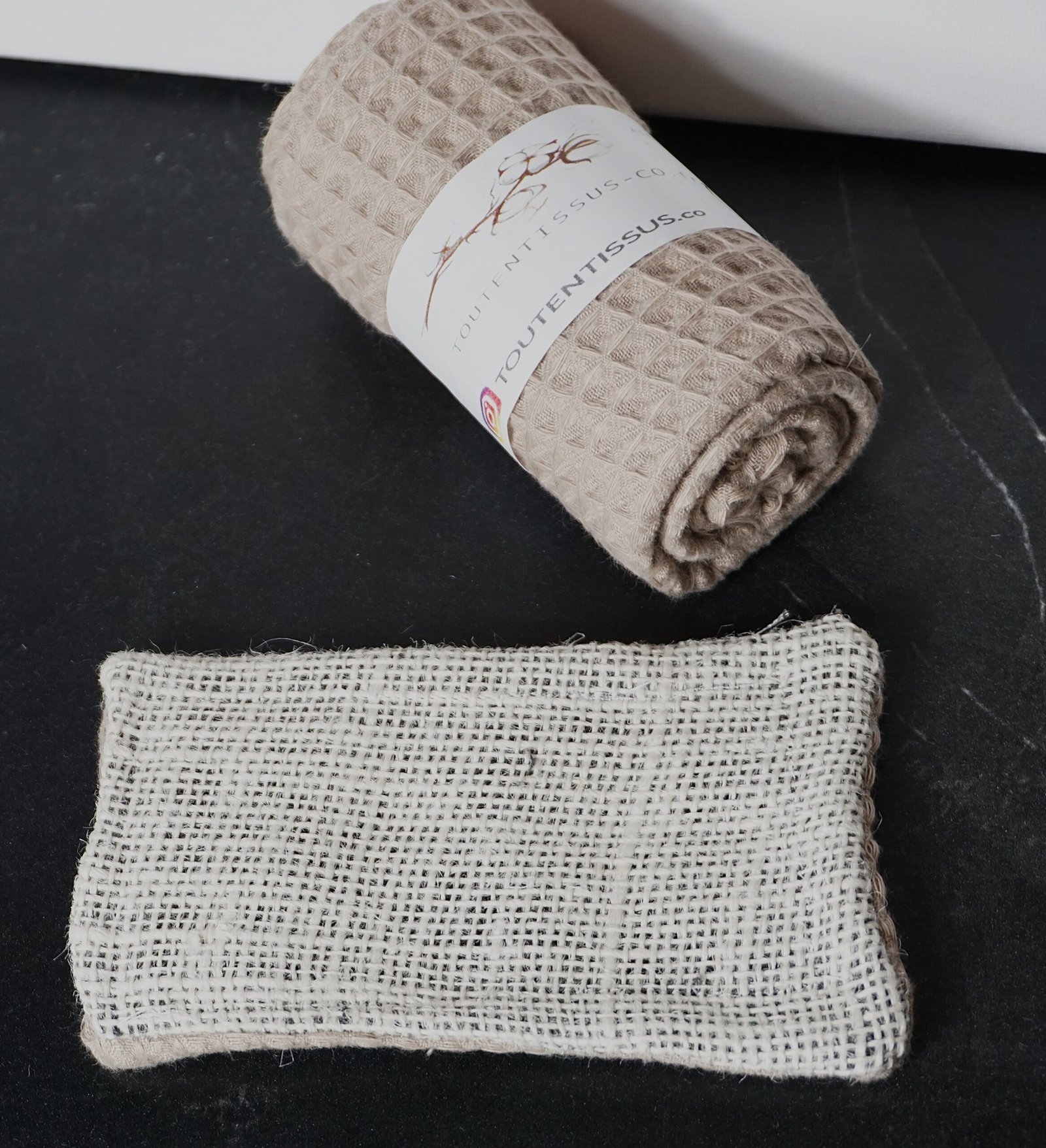Torchon taupe et éponge assortie – Image 4