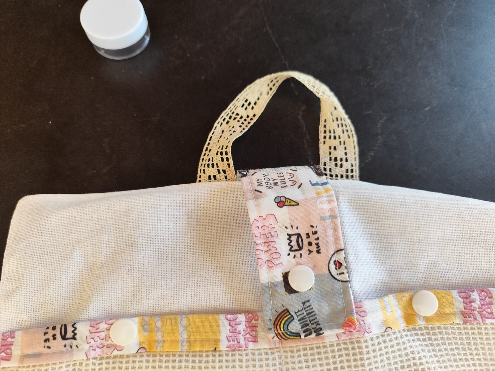 TROUSSE DE TOILETTE girl power dentelle – Image 7