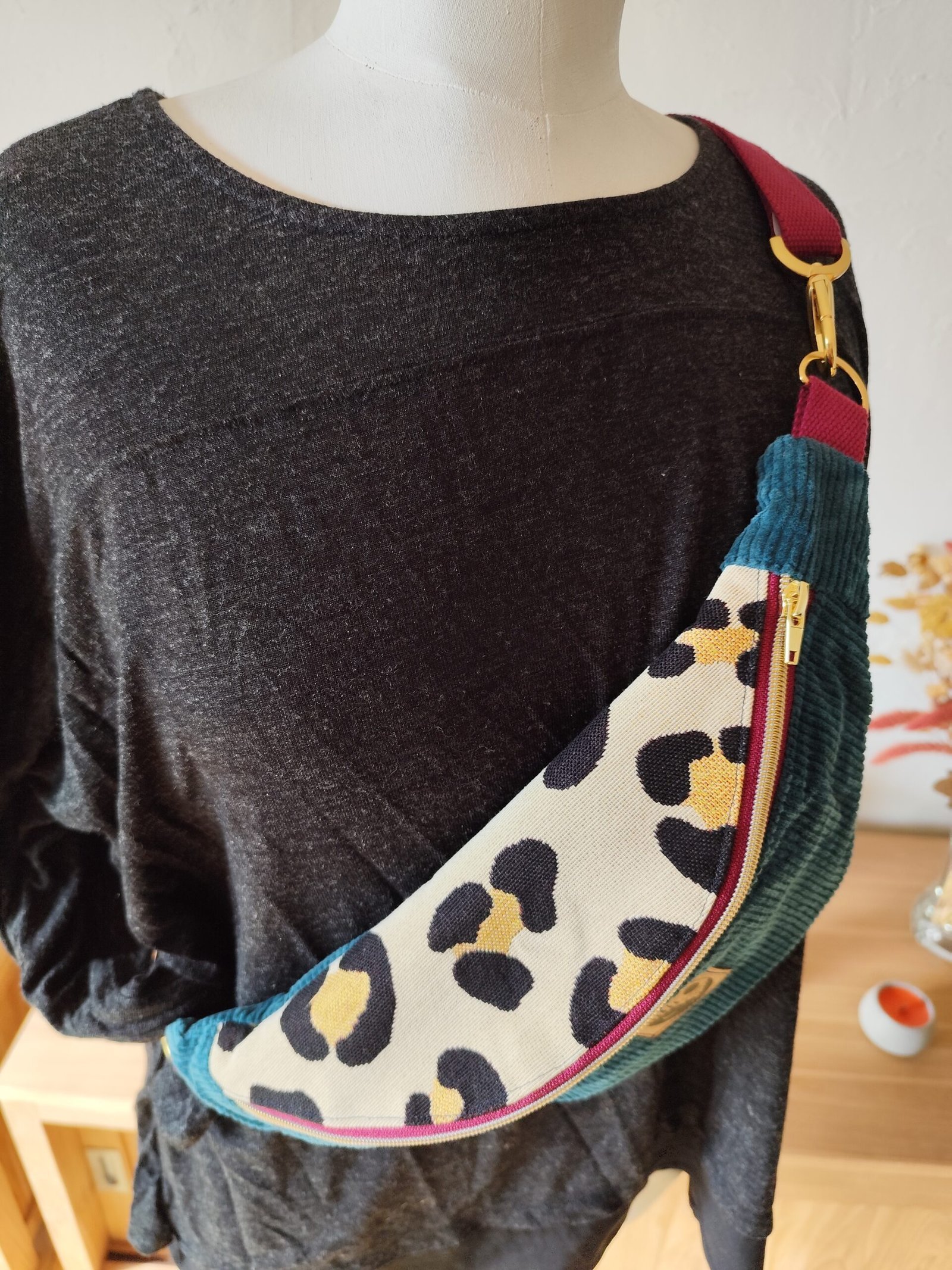 sac banane velours/ léopard tendance – Image 2