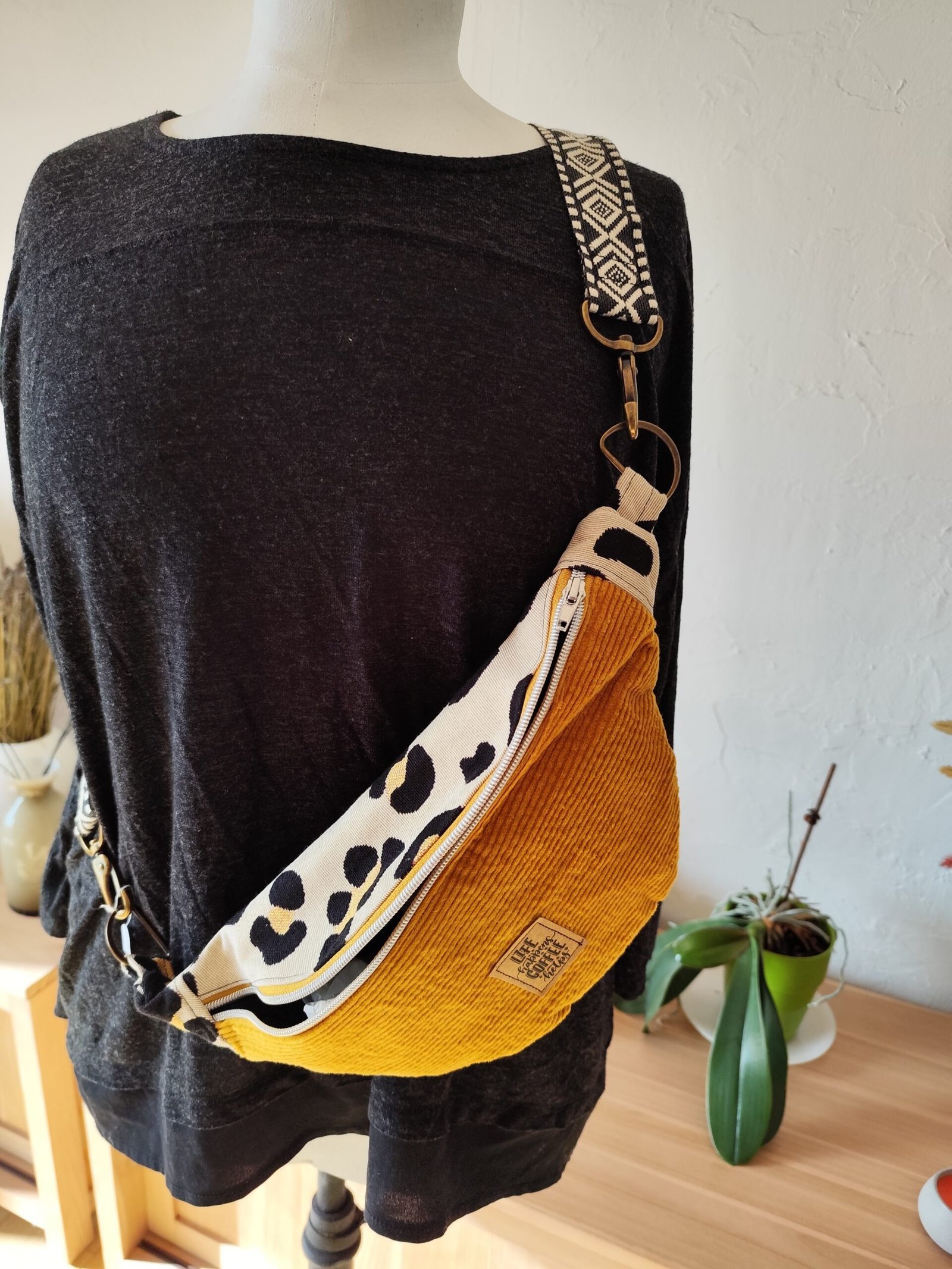 Sac banane tendance léopard/moutarde — Léger, pratique et polyvalent – Image 7