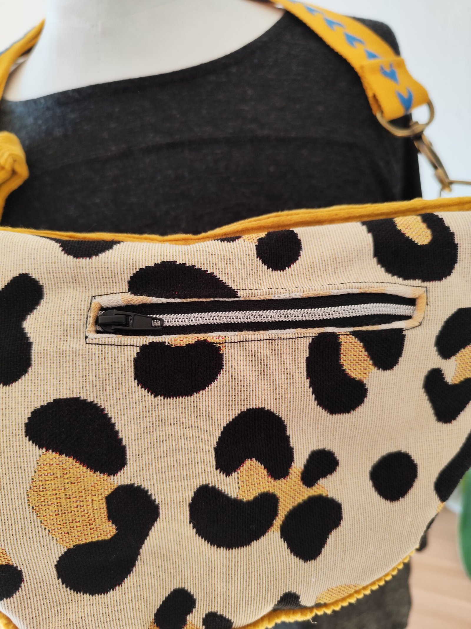 Sac banane tendance velours MOUTARDE tendance — Léger, pratique et polyvalent – Image 4