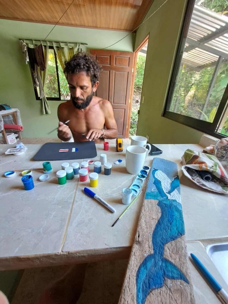 Dans son petit atelier entre pots de peinture, pinceaux usés et carnets remplis d'idée José crée ses oeuvres.
Chaque tote bag commence par une esquisse, puis les couleurs prennent vie, couche aprés couches
C'est un processus intime, presque méditatif.